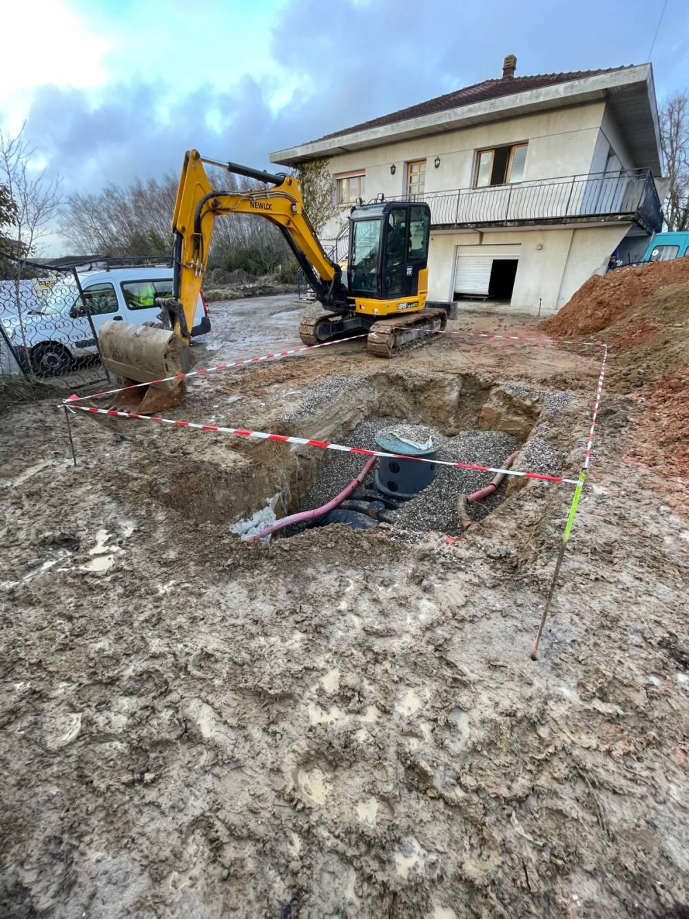 Pose d’une micro-station et d’un poste de relevage par entreprise de terrassement à Montussan en Gironde